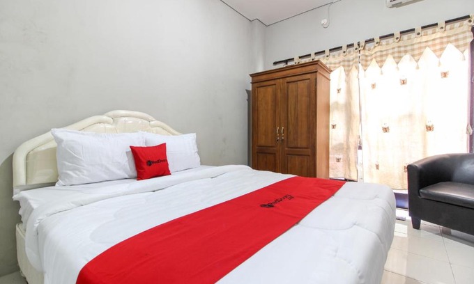 Solo City Centre Casa | RedDoorz near Solo Balapan Station 2