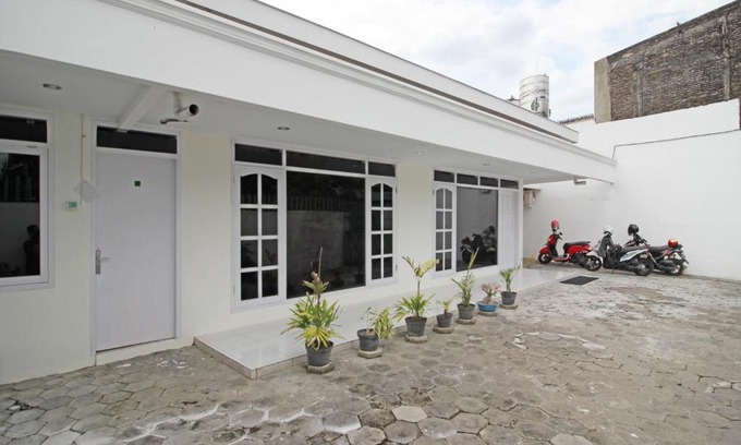Banjarsari Casa | RedDoorz near Terminal Tirtonadi