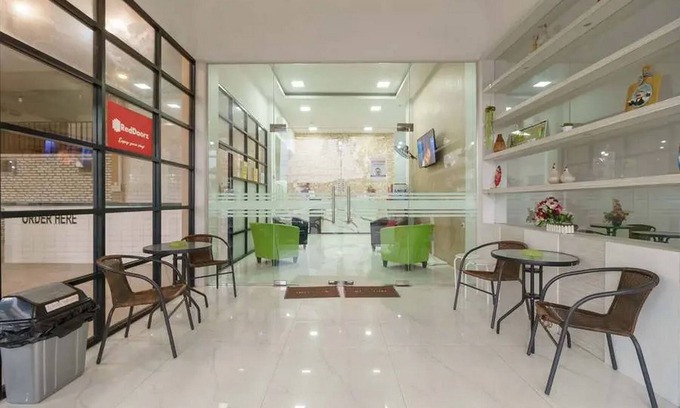 Medan Hotel | RedDoorz Plus @ Cemara Asri Medan