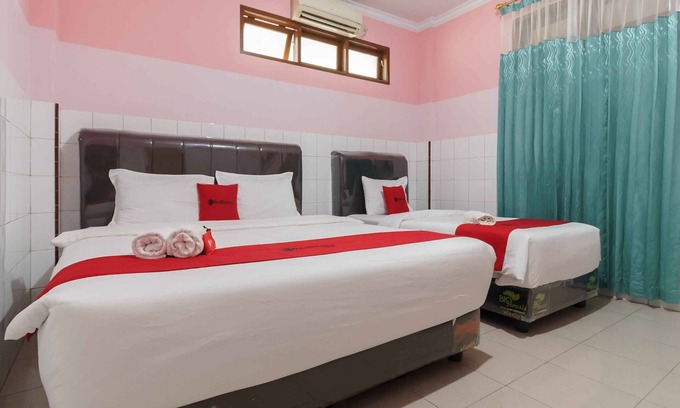 Medan Hotel | RedDoorz Plus @ Jalan Gatot Subroto Medan
