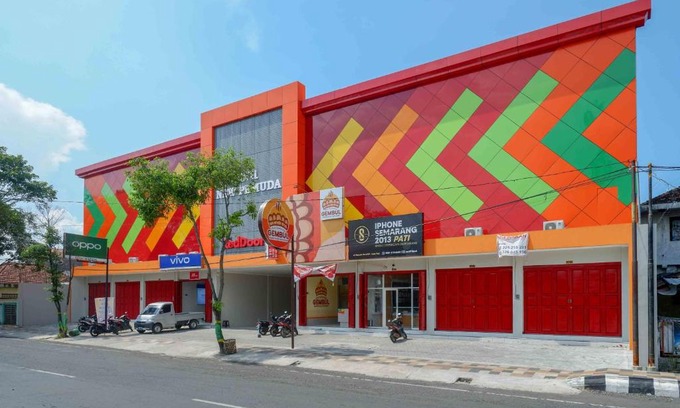 Pati Hotel | RedDoorz Plus @ Jl Pemuda Pati