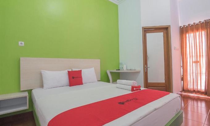 Kuningan Casa | RedDoorz Plus near Alun Alun Kuningan