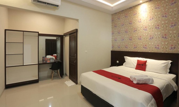 Solo City Centre Casa | RedDoorz Plus near Solo Paragon Mall