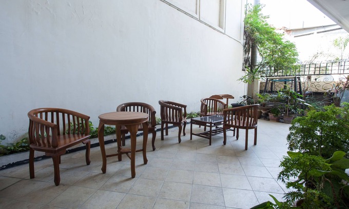Gubeng Hotel | RedDoorz @ Raya Ngagel 2