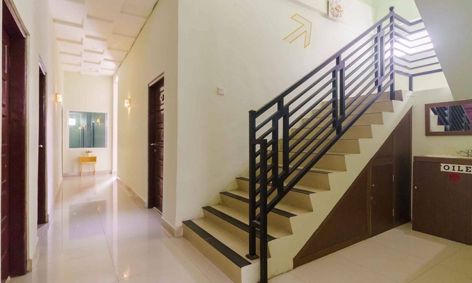 Bukittinggi Hotel | RedDoorz Syariah near Jam Gadang Bukittinggi 2