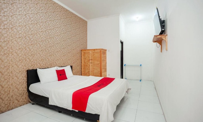 Bekasi Casa | RedDoorz Syariah near Jatisampurna Hospital