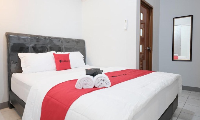 Kebon Jeruk Casa | RedDoorz Syariah near Siloam Hospital Kebon Jeruk