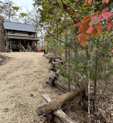 Rutherfordton Casa | Redesign Wooden Cabin with Jacuzzi and Front Porch in North Carolina