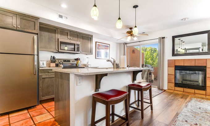 Moab South Valley Condominio | Redesigned Red Rock condo with golf-course-view patio, fireplace, AC & pool