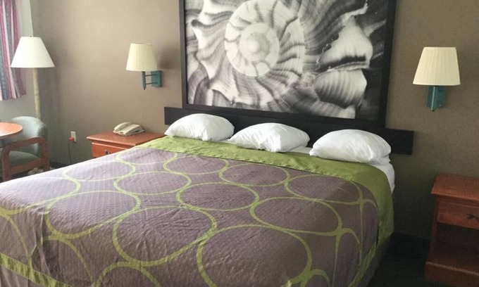 Fort Pierce Hotel | Redfinn Inn