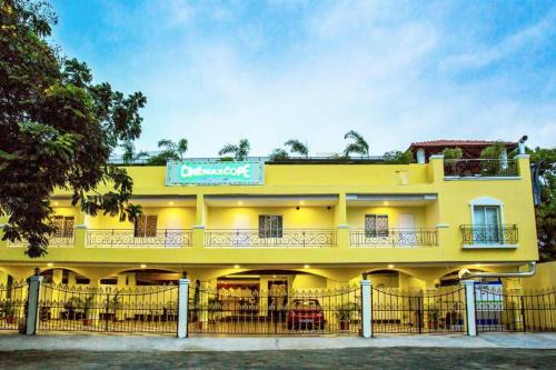Palavakkam Hotel | Redfox Cinemascope An Apart Hotel