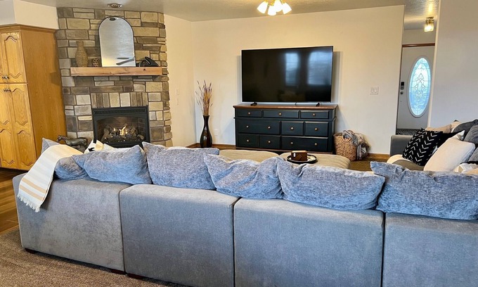 Spanish Fork Casa | RedHawk Retreat / Modern Hobby Farm Getaway