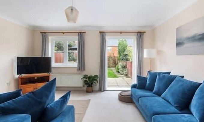 Redhill Casa | Redhill, Sleeps 9, Private Parking,17 mins London Gatwick, 30 mins to London