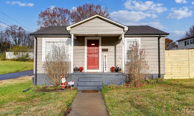 Concord Casa | Reduced Pricing - Corner House - Just 5 mins. from Downtown Concord - BBQ - Fenced Yard - Pets OK