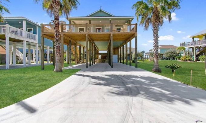 Crystal Beach Casa | Reduced rate! The Wave of it All Tiki Bar Walk to the beach