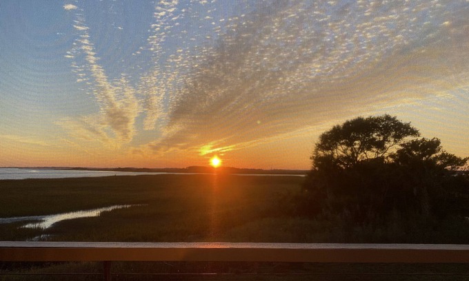 Folly Beach Condominio | ¡96 Mariners Cay ofrece increíbles puestas de sol, amplias vistas del agua, playa, piscina y CHS!