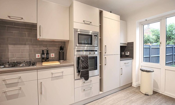 Bedford Casa | Redwald House (Sleeps 12) w/ Garden, Smart TV and Free Parking by Yoko Property