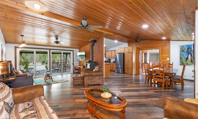 Three Rivers Casa | Redwood Cabin on The Main Fork of the Kaweah River