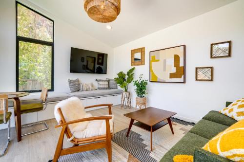 Roosevelt Casa | Redwood City Escape with Big-Screen TV!