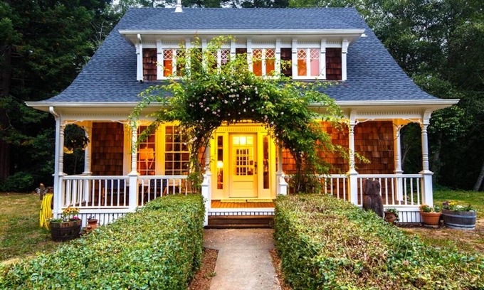 Trinidad Casa | Redwood Coastal Custom Farmhouse “Fleurhaven”