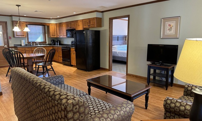 Colliersville Apartamento | Redwood Inn & Suites - Apartment C - impeccably clean motel between CDP & ASV