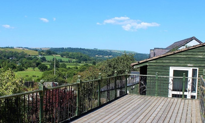 Corwen Chalet De Esquí | Redwood Lodge, Dee Valley Stays - cosy microlodge with detached private shower & WC