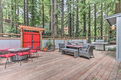 Guerneville Casa | Redwoods Cabin with Hot Tub Walk to Russian River!