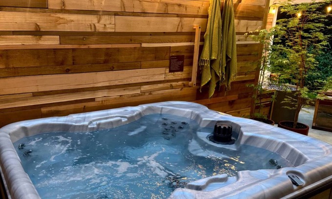 Arcata Apartamento | Redwoods, Private Hot Tub, Patio and Apartment, Rain Shower, King Beds - Arcata
