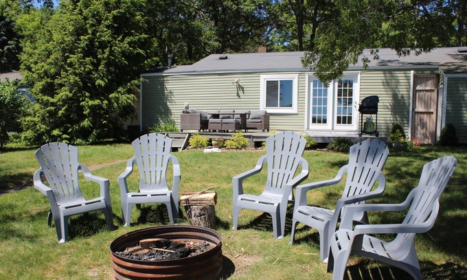 Manistee Cabaña | 🌾Reeds on Bar Lake🌾 Relaxing Waterfront Cottage
