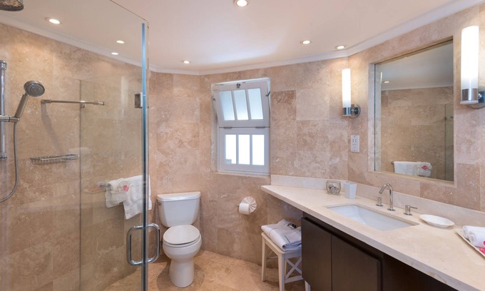 Reeds Bay Condominio | Reeds Penthouse 14 | Beach Front - Located in Beautiful Saint James with Private Pool