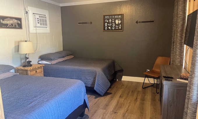 Mead Cabina | Reel Em Inn: Cozy, Clean, 1 Mile from Lake Texoma! Perfect for Weekend Getaways