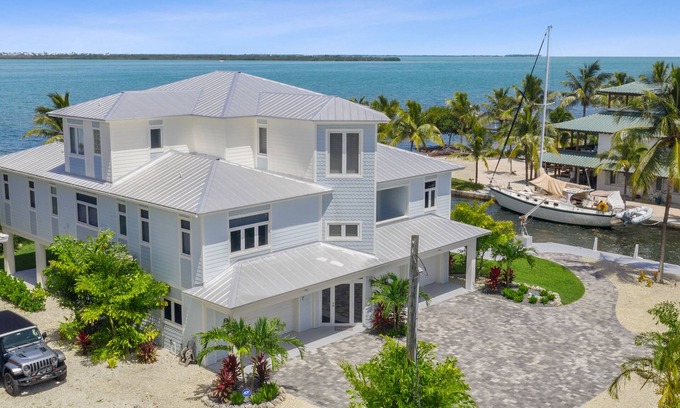 Summerland Key Casa | ~Reel Em' Inn~ Luxury Oceanfront Summerland Key home with deep water and pool!