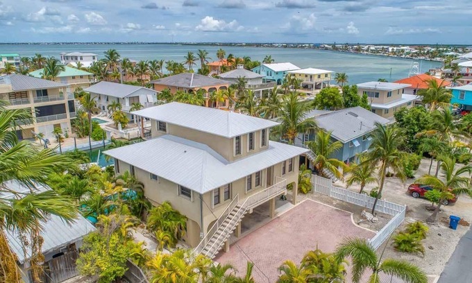 Summerland Key Casa | REEL ESCAPE - 4 Bedroom / 2 Bathroom w/ Pool, Boat Dock & Sleeps 8!
