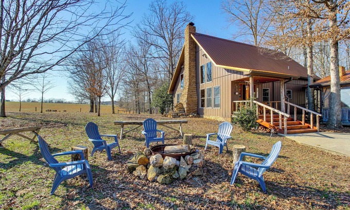 McMinnville Cabina | Reel in Fish, Relax By Fire: McMinnville Cabin