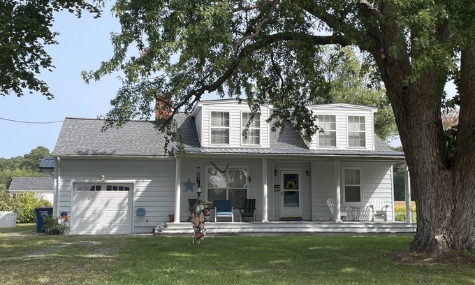 Reedville Casa | Reelin&Relaxin Spacious Farmhouse Reedville, VA Sleeps 8: 3 Bdrm 2 full bathroom