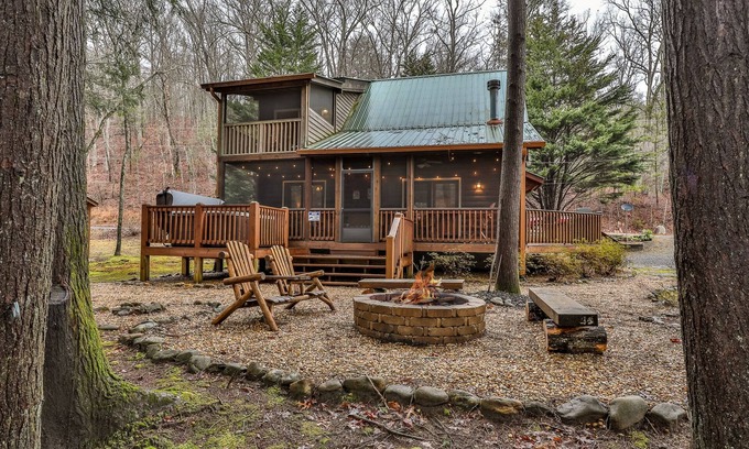 McCaysville Cabina | Reeling 'Em Inn - River Front, Excellent WiFi, Fire Pit
