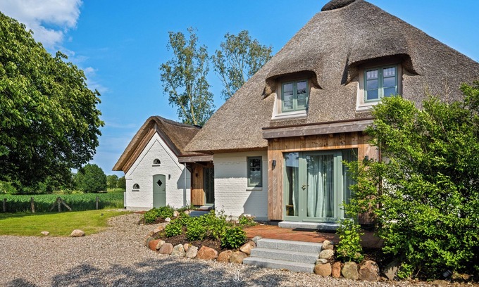 Dorphof Casa | ReetCottage - secluded location, large garden, wood-burning stove, 2 shower baths, 2 parking spaces