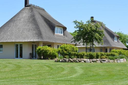 Staberdorf Casa | Reetdachhaus 5, inkl 2 Parkplätze