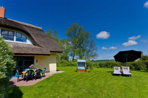 Puddemin Casa | Reetdachhaus Eibe 2, Kaminofen, Sauna, 8 Personen, W-Lan