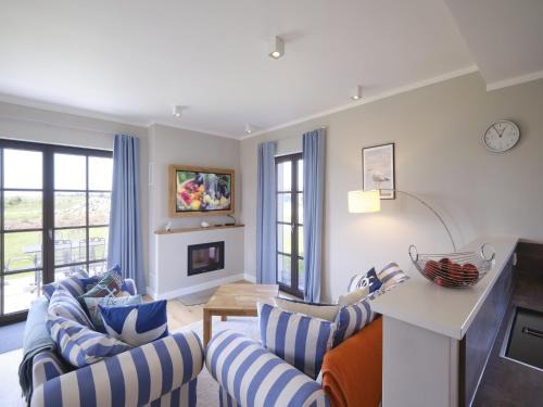 Dranske Casa | Reetland am Meer - Premium Reetdachvilla mit 3 Schlafzimmern, Sauna und Kamin H21