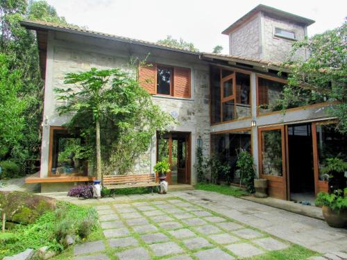 Visconde de Maua Apartamento | Refúgio em Mauá – 4 Suítes, Ofurô, Cachoeira e Vista Incrível