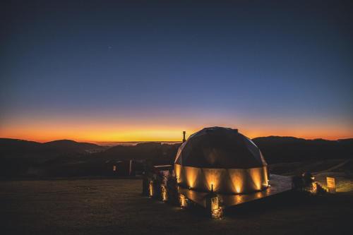 Rancho Queimado Casa | Refúgio nas Nuvens, Domo Omega Luxuoso com Fogo de Chão e Hidro Panorâmica