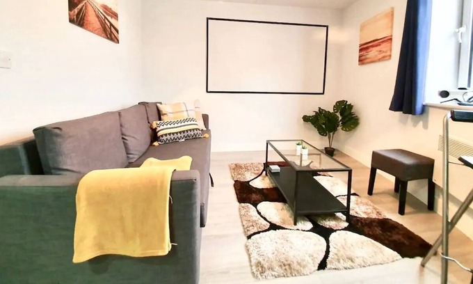 Kirkdale Apartamento | Árbitro. 562 Piso lujoso, estacionamiento, cerca de la ciudad y LFC