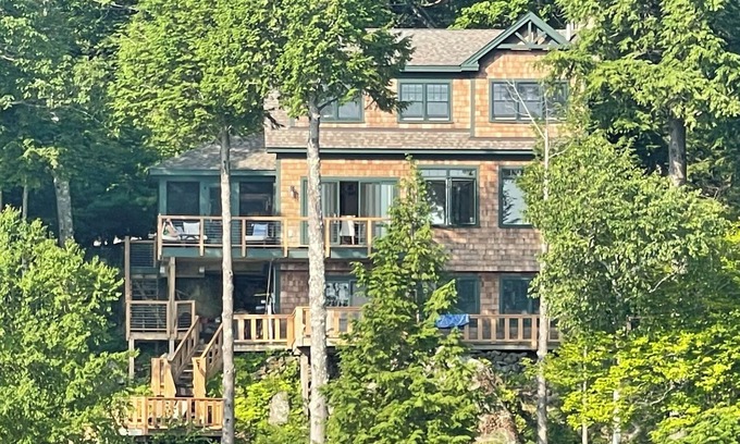 Mount Sunapee Casa | Refined Sunapee Lakefront Home for Weekly Rental