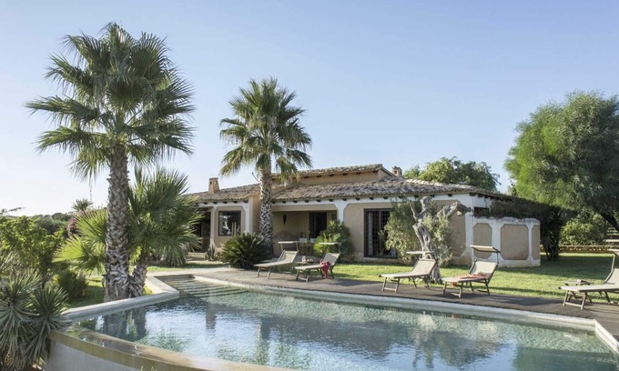 Castelvetrano Villa | Refined villa embellished by a large green park