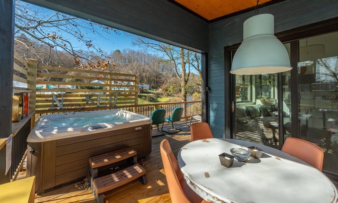 Old Fort Casa | Reflections on Mill Creek | Hot Tub & Walking Distance to Old Fort!