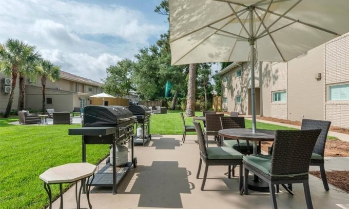 Jekyll Island Casa | Refresh in a Spacious Room Near Jekyll Island Marina | w/Onsite Outdoor Pool!