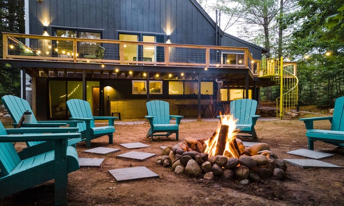 Bartlett Chalet De Esquí | Refreshed 1970's Chalet - Perched on the Saco River. Minutes to Attitash.