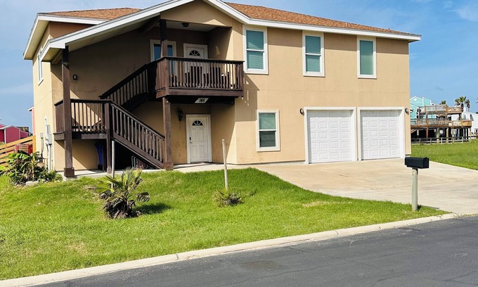 Port Aransas Casa | Refreshing 4 Bedroom Beach Apartment. 5 minute walk to Beach. STRP #2024-017250