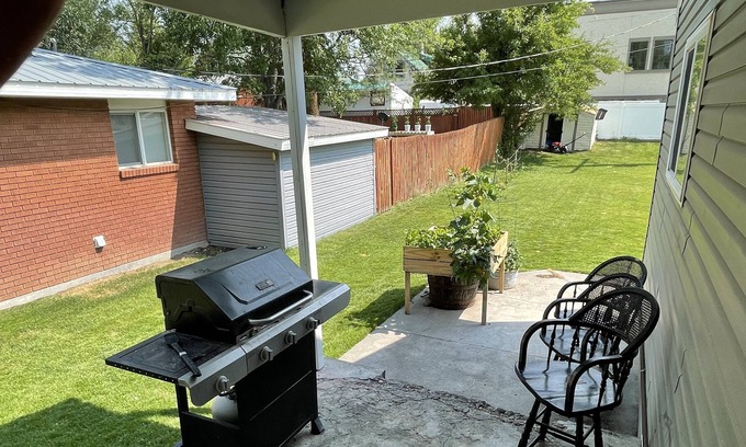 St. Anthony Apartamento | Refreshing, Charming Retreat w/ CalKing Bed+ Close to Yellowstone, Tetons, Dunes